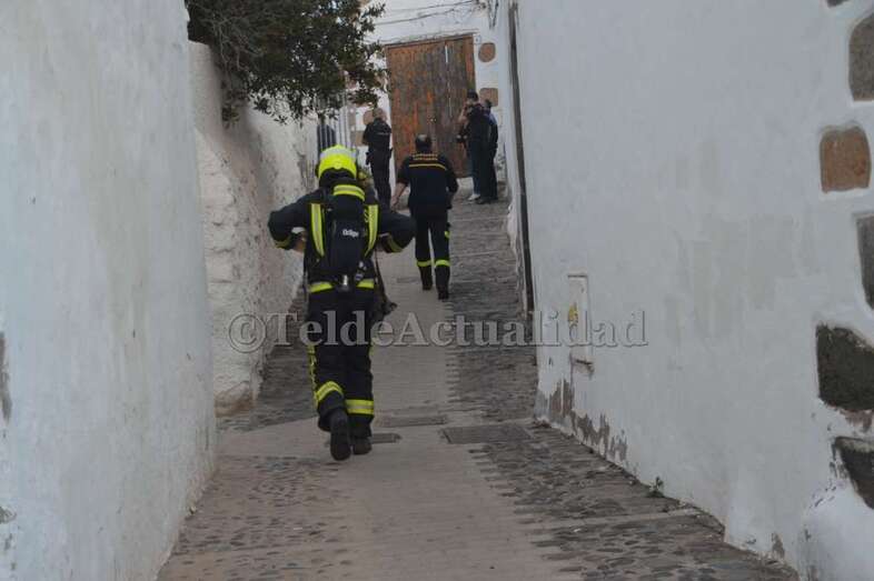 Bomberos y policías en el callejón de entrada a la vivienda (Foto TA)